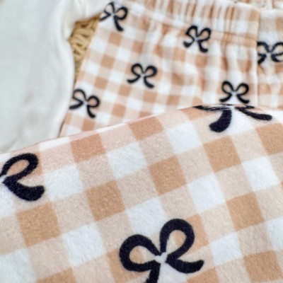 Conj. Body Manga Longa Gola Bordada e Calça em Plush Lacinhos - Off White e Caramelo